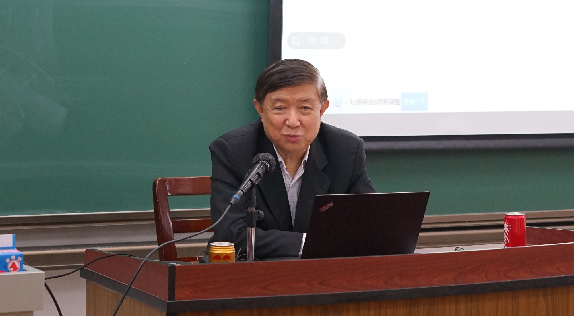 中国科学院院士、国家科学技术部原部长、我实验室理事徐冠华作《后疫情时代全球气候变化的应对与抉择》报告